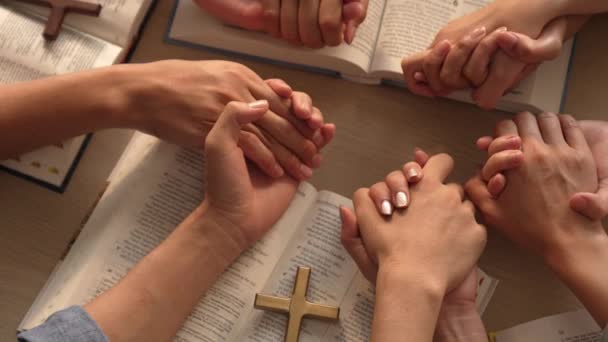 Gevoel Van Toewijding Geestelijke Vervulling Met Christelijke Katholieke Volgeling Ondergedompeld — Stockvideo