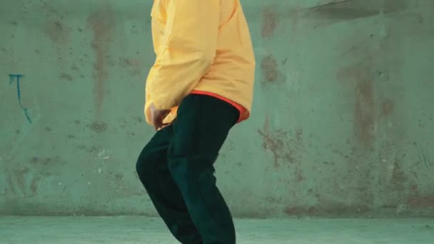 Kaukasische Hipster Shows Voetstappen Oefenen Straat Stedelijke Stad Breek Danser — Stockvideo