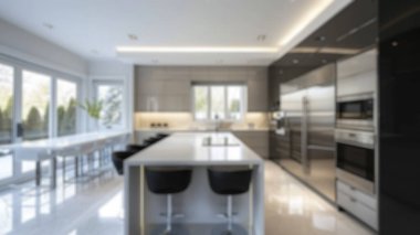 Geniş, modern bir mutfak iç mekanı, arka plan kullanımı ya da tasarım modelleri için ideal, kasıtlı olarak bulanık bir görüntü. Saygıdeğer.