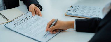 Yönetim kurulundaki iki işletme yöneticisi dönem ve şirket birleştirme anlaşmasını tartışıyor, kurumsal sözleşme belgelerini iş ortaklığı olarak gözden geçiriyor ve satın alma ve birleşme kavramı ile işbirliği yapıyor. Kurnaz.
