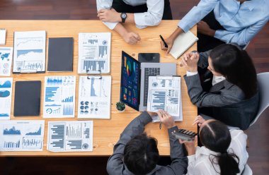 Panorama üst görüşlü çok ırklı analist ekibi, stratejik karar için finansal verileri analiz etmek amacıyla dizüstü bilgisayarda BI gösterge panelini kullanıyor. Fintech pazarlama göstergelerini analiz ediyor. Uyum