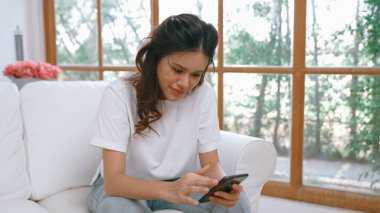 Genç bir kadın internet üzerinden alışveriş yapmak için internet üzerinden internet üzerinden internet üzerinden alışveriş yapıyor. Modern ve konforlu çevrimiçi alımlar güvenli ve uygun alışverişleri sağlar.