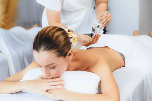 Mani Massaggiatore Versano Olio Aroma Coppie Indietro Massaggiatrice Preparare Procedura — Foto Stock