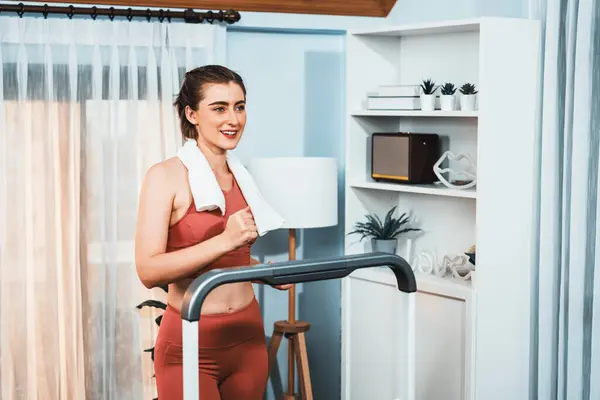 Atletische Sportieve Vrouw Draait Loopband Loopmachine Tijdens Lichaamsbeweging Thuis Sessie — Stockfoto