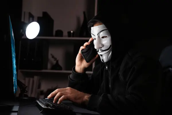 Witte Glimlachende Criminele Anonieme Masker Bellen Naar Het Slachtoffer Overtuigen — Stockfoto