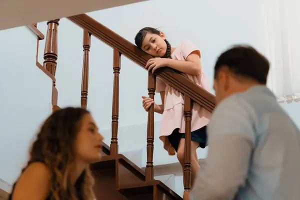 Stresli Mutsuz Bir Genç Kız Ailesinin Merdivenden Tartışmasını Izliyor Evde — Stok fotoğraf