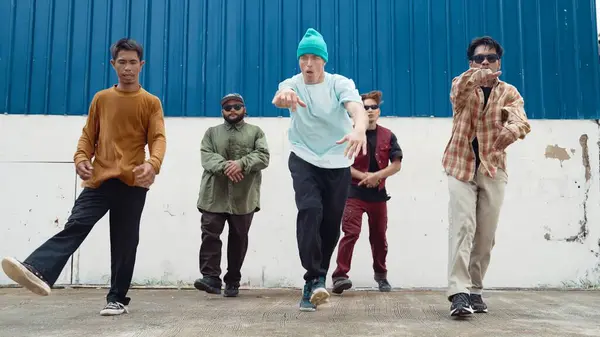 Bir Grup Hip Hop Koreografı Duvarda Sokak Dansı Yapıyor Break — Stok fotoğraf