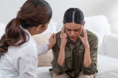 Ruh sağlığı için psikolog, depresyon ya da yaşam başarısızlığından sonra keder tedavisi gören üzgün bir kadın. Hayal kırıklığına uğramış genç bir kadın ofisteki duygular hakkında bir psikologla konuşuyor.