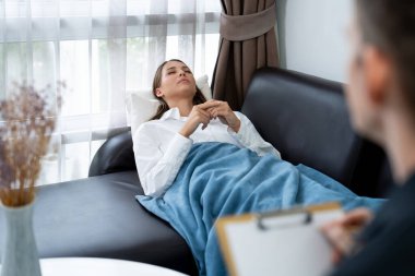 Stresli ve depresif bir hasta zihinsel hastalığı ve depresyonu olan psikiyatristten terapi sırasında yardım istiyor. Akıl sağlığı ve tıbbi bakım konsepti. Açılıyor