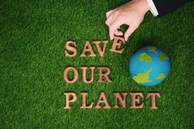 Dünya Günü konsept gösterisi mesajı için biyofilik yeşil arka planda Dünya 'yı Kurtarın kampanyası düzenlendi. Sürdürülebilir ve daha yeşil bir gelecek için çevresel sosyal yönetim kavramı.