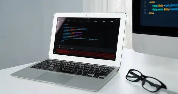 Kod Programowania Monitorze Laptopa Obok Ekranu Komputera Stacjonarnego Pokazujący Programistę — Zdjęcie stockowe