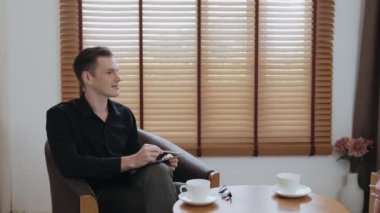 Psikolojik konsültasyon zihinsel problemde iyileşme kaydediyor, genç hasta terapi seansında, psikiyatrist de akıl hastalıkları konusunda tanı koyuyor. Zihinsel tedavi seansı. Düzenle