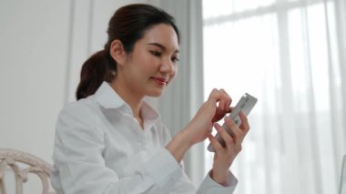 Genç bir kadın internet üzerinden alışveriş yapmak için internet üzerinden internet üzerinden internet üzerinden alışveriş yapıyor. Modern ve konforlu çevrimiçi alımlar güvenli ve uygun alışverişleri sağlar.