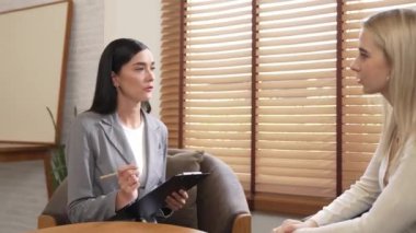 Psikolojik akıl sağlığı danışmanlığı ya da terapi seansındaki genç ve profesyonel bir hastadan akıl hastalığı teşhisi koyarken yardım istemek. Zihinsel tedavi seansı. Blithe