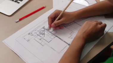 Müşteri denetimi ile yavaş çekim iç mimar taslağı hazırlamak ve ev dekorasyonunu müşteri talebine göre düzenlemek. Mimari müşteri hizmetleri. Değiştirilmiş