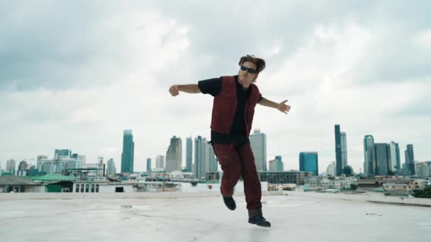 Boy Dansföreställning Professionell Gatudansare Taket Med Skyskrapa Stadsutsikt Attraktiv Asiatisk — Stockvideo