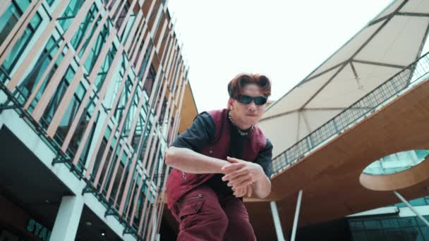 Lage Hoek Van Aziatische Aantrekkelijke Hipster Pose Camera Surround Door — Stockvideo