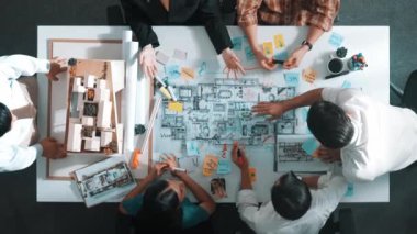 Akıllı yöneticilerin el çırpışları ve projeyi kutlamak için el ele tutuşmaları. İç yapı hakkında beyin fırtınası yapan mimar mühendisinin hava görüntüsü. Takım çalışması, birlik. Hizalama.