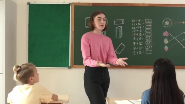 Kaukasische Leraar Vraagt Vrijwilliger Terwijl Aziatisch Meisje Loopt Voorkant Van — Stockvideo