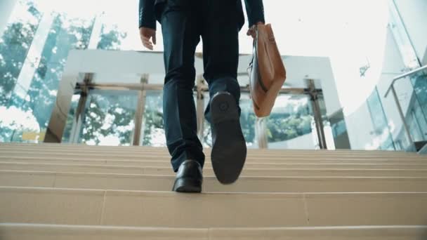 商人的腿被堵住了 走上楼梯 成功人士在探索新事物的同时走上楼梯 获得晋升 找到新工作 提高技能 后视镜膨胀剂 — 图库视频影像