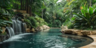 Yoğun tropikal yeşilliğin ortasındaki lüks spa merkezinin bulanık arka planı. Saygıdeğer.