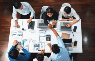 Üst düzey analist takım lideri iş zekası ya da BI gösterge paneli ile FIntech yazılım gücünü kullanarak başarılı veri analizi toplantısından sonra iş arkadaşıyla tokalaşıyor. Tedbirli
