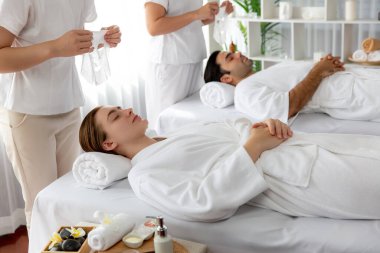 Kaplıca salonunun sakin, modern gündüz atmosferi, birkaç müşteri yüz maskesi takarak kendini yenilemeye çalışıyor. Yüz bakımı ve güzellik kozmetolojisi prosedürü. Sessiz.