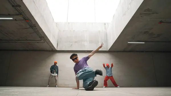 Gruppo Hipster Alla Moda Esibirsi Ballare Insieme Edificio Happy Break — Foto Stock