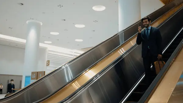Kafkas Proje Yöneticisi Yürüyen Merdiven Kullanırken Telefonla Konuşuyor Beyaz Tenli — Stok fotoğraf