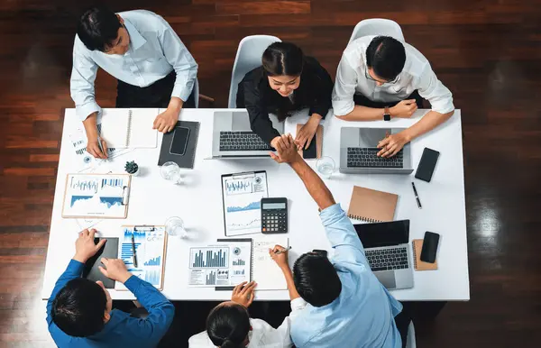 Üst düzey analist takım lideri iş zekası ya da BI gösterge paneli ile FIntech yazılım gücünü kullanarak başarılı veri analizi toplantısından sonra iş arkadaşıyla tokalaşıyor. Tedbirli