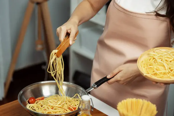 Primer Plano Mano Chef Influencer Cocinar Espaguetis Mezcla Ingrediente Tomando —  Fotos de Stock