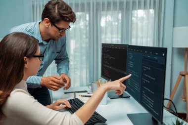 Takım becerisi geliştiricileri programı en yeni kodlama yaratıcı web sitesi planlama yazılım projesini iki bilgisayar ekranında düşünerek, ofiste tam yığın veri analizi ile karşılaştırıldığında. Varsayım.