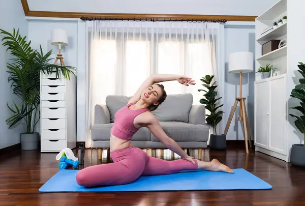 Donna Flessibile Destrezza Abbigliamento Sportivo Facendo Posizione Yoga Posizione Meditazione — Foto Stock