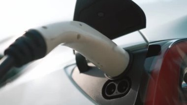 Elektrikli taşıt teknolojisi konut alanı ya da EV akü şarjı için ev şarj istasyonu olarak kullanılır. Gelecekteki çevre için temiz ve sürdürülebilir enerji ile çevre dostu ulaşım. Titiz