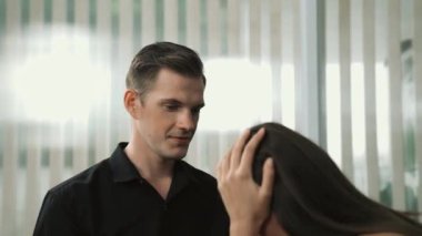 Savunmasız, stresli, genç bir hasta, ofisteki zihinsel tedavi sırasında duygusal travma, endişe ve akıl hastalıklarını psikiyatriste aktarıyor. Psikolojik danışma seansı. Düzenle