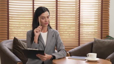 Mutlu ve gülümseyen kadın psikolog psikiyatri ofisinde ya da terapi odasında pano tutuyor. Arkadaş canlısı ve profesyonel ruh sağlığı danışmanı ya da terapisti. Blithe