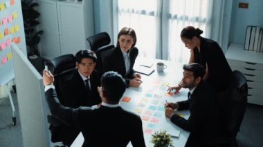 Toplantı odasında pazarlama stratejisi planlarken müdürün beyaz tahtayı göstermesi. Çeşitli takımlar yapışkan notlar kullanarak finansal planı tartışıyor. Takım çalışması konsepti. Müdürlük.
