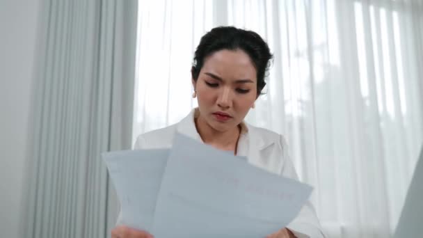 Mujer Negocios Estresante Que Mira Notificación Factura Deuda Enfrenta Bancarrota — Vídeos de Stock