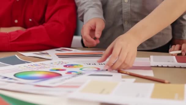 Grafik Tasarımı Için Beyin Fırtınası Yapan Renk Seçimi Yapan Tasarımcı — Stok video