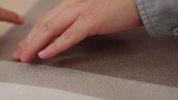 Zeitlupe Hand Nahaufnahme Von Professionellen Architekten Und Innenarchitekten Präsentiert Material — Stockvideo