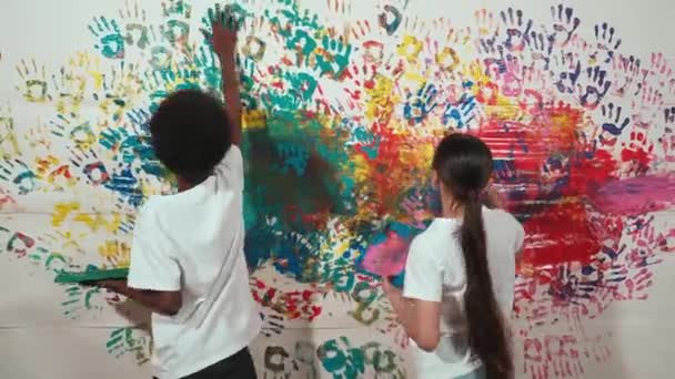 Visão Traseira Crianças Diversas Jovens Pintar Colorido Parede Manchada Com — Vídeo de Stock