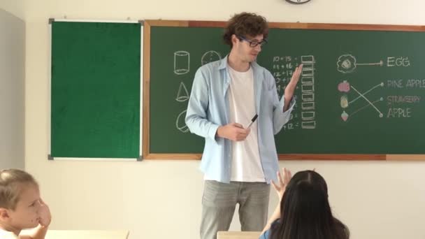 Professionele Mentor Die Rondkijkt Klas Terwijl Hij Voor Het Schoolbord — Stockvideo
