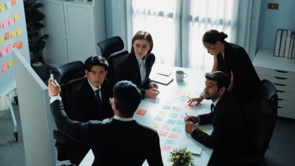 经理在会议室策划营销策略时 将矛头指向白板 各小组使用贴纸讨论财务计划 团队合作的概念 执行局 — 图库视频影像
