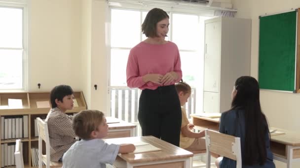 Kaukasische Leraar Lopen Controleren Student Huiswerk Klas Terwijl Diverse Kinderen — Stockvideo