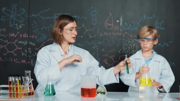 Okos Kaukázusi Tanár Keveri Kémiai Folyadékot Megvizsgálja Tudományos Elmélet Megoldását — Stock videók
