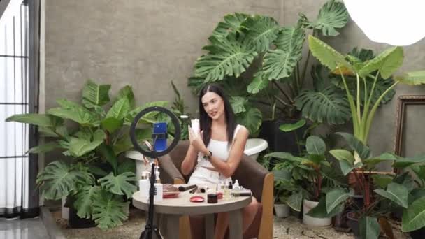 Två Vackra Innehåll Skapare Gör Naturlig Skönhet Och Kosmetisk Handledning — Stockvideo