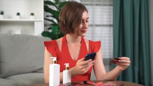 Kobieta Kupuje Lub Płaci Kosmetyki Online Rynku Internetowym Przeglądając Sprzedaż — Wideo stockowe