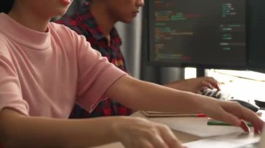 Bilgisayar programlama için arka uç yazılım geliştirici mühendisi. Yazı yazma kodlarını ayıklamak için birlikte çalışıyorlar. Ofisteki monitörde karmaşık algoritmaları çözüyorlar. Filizlenen