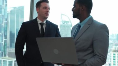 Şehir siluetine bakan süslü ofis, çeşitlilik uzmanlığı iddialı iş genişletme veya stratejik pazarlama tartışmaları. Finansal danışman, danışmanlık sektörü öngörüleri ve fikir verir