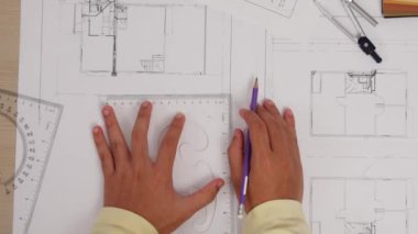 Müşteri denetimi ile yavaş çekim iç mimar taslağı hazırlamak ve ev dekorasyonunu müşteri talebine göre düzenlemek. Mimari müşteri hizmetleri. Değiştirilmiş